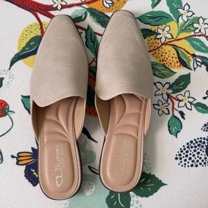 CL by Laundry Softest Beige Mules New in box size 7.5